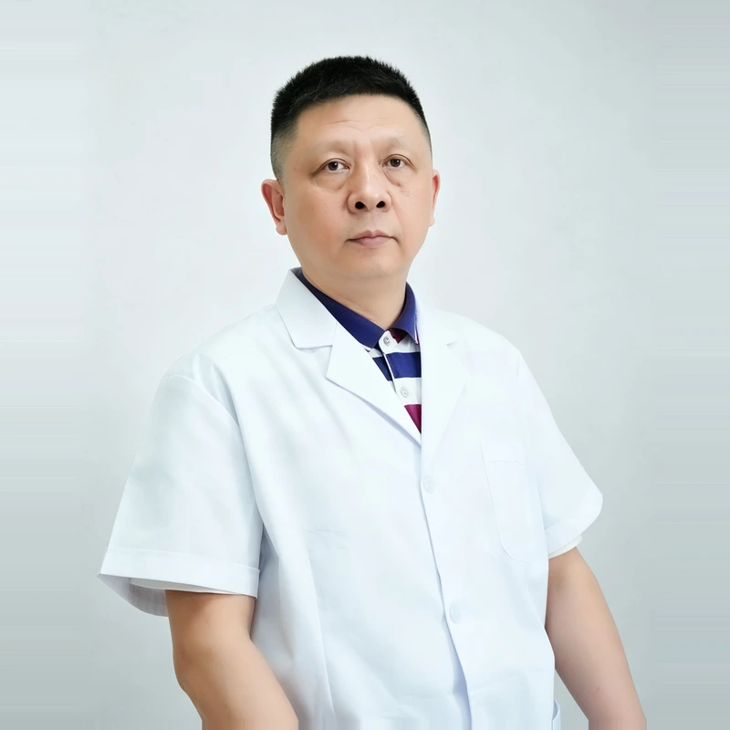 刘明忠医生形象照